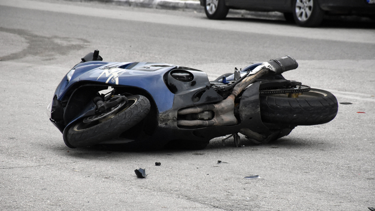 Ζάκυνθος: Μοτοσικλετιστής παρέσυρε και τραυμάτισε μητέρα και την 3χρονη κόρη της